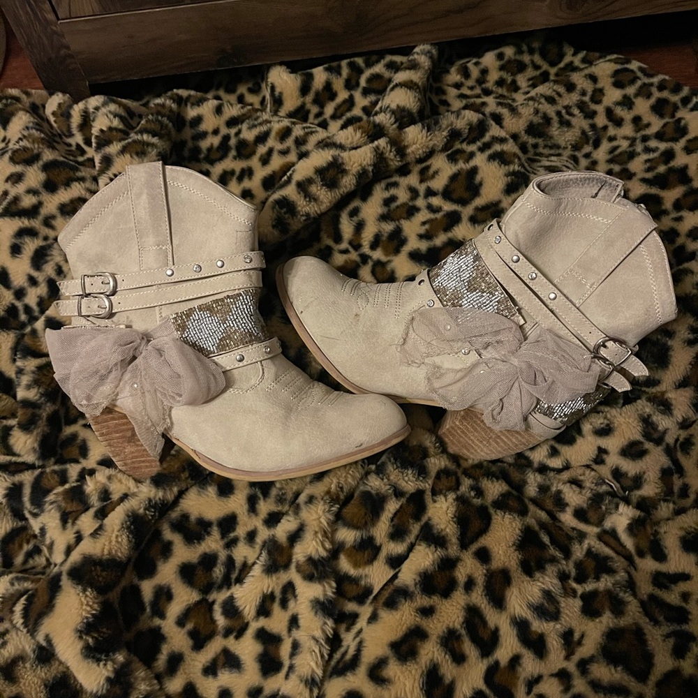 Women’s NOT RATED booties size 8.5